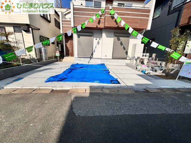 上尾市上　7期　新築一戸建て　ブルーミングガーデン　01の駐車場|広々とした駐車スペースはお車の出し入れがスムーズです！