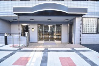 【エントランス】 | オートロックを備えた、マンションのエントランス。やはりセキュリティの観点は欠かすことができません。皆様を“安全”に送り出し、出迎えてくれます。～即日のご見学可能～　お問合せはお気軽にどうぞ。