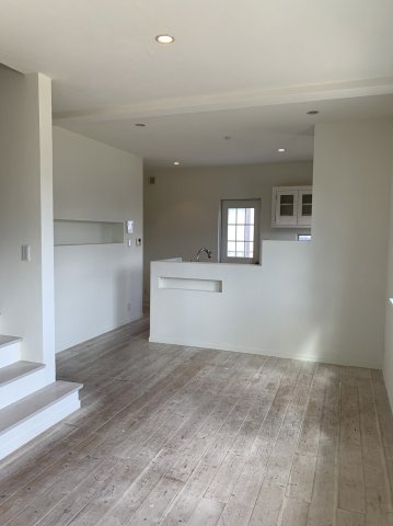 児島下の町3丁目　店舗の居間・リビング|床をこれから貼ります！