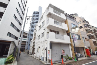 【外観】 | さほど大きなサイズではありませんが、清潔感があり、好感の持てるマンション外観。ぜひ一度、現地でご覧ください。～即日のご見学可能～　お問合せはお気軽にどうぞ。