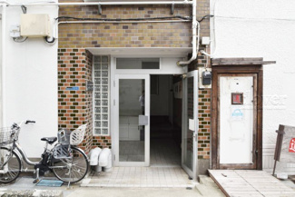 【エントランス】 | お客様を、そして住人を出迎えてくれるマンションのエントランス。ゴミが落ちていないことからも、管理状態の良さや住民の節度の高さが見て取れます。～即日のご見学可能～　お問合せはお気軽にどうぞ。