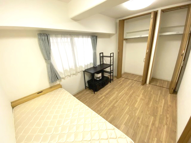 ライオンズマンション上溝の収納|洋室5.7帖、収納豊富です
