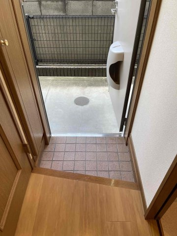 【玄関】 | サンスベリア館 A棟 | 別号室の写真になります。現況優先。