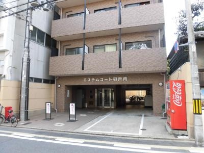 エステムコート御所南のエントランス
