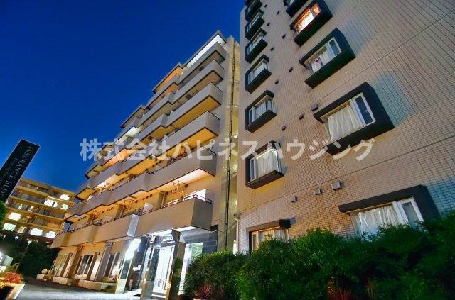 INSURANCE(インシュランス)BLDG.(ビルディング)ⅩⅢ(サーティーン)河原塚の外観|夜の闇に映える外観