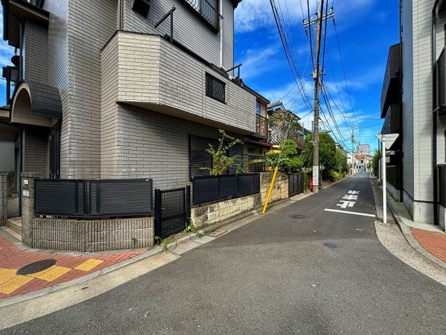 練馬区高松１丁目　戸建の前面道路含む現地写真