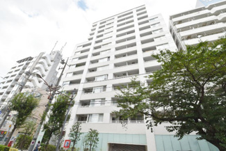 【外観】 | 青空によく映える建物です。手入れの行き届いた外壁やマンション正面エントランスなど、綺麗な姿をぜひ一度、現地にてご覧ください。～即日のご見学可能～　お問合せはお気軽にどうぞ。