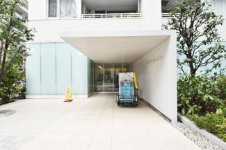 【エントランス】 | オートロックを備えた、マンションのエントランス。やはりセキュリティの観点は欠かすことができません。皆様を“安全”に送り出し、出迎えてくれます。～即日のご見学可能～　お問合せはお気軽にどうぞ。