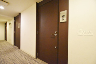 【その他共用部分】 | ダブルロック式の玄関ドアが皆様をお出迎え。お部屋のセキュリティの観点からも、うれしい設備ですね。玄関の色もシックで良い感じです。～即日のご見学可能～　お問合せはお気軽にどうぞ。