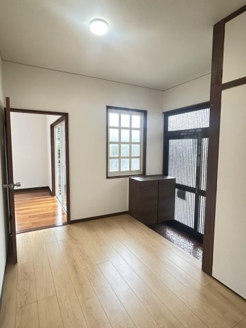 小林市細野の中古一戸建の玄関