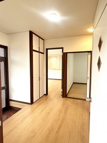 小林市細野の中古一戸建の玄関