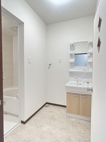 小林市細野の中古一戸建の独立洗面台