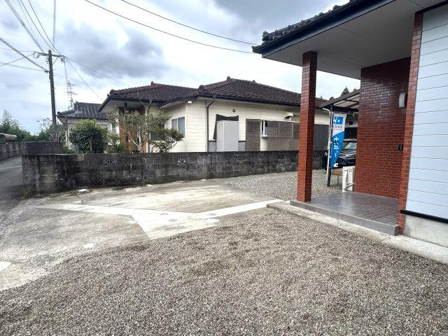 小林市細野の中古一戸建の駐車場