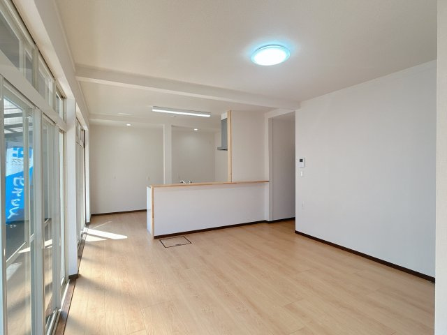 小林市細野の中古一戸建の居間・リビング