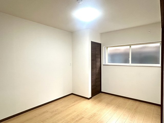 小林市細野の中古一戸建の洋室