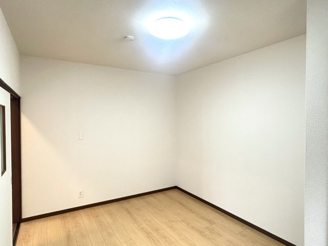 小林市細野の中古一戸建の洋室