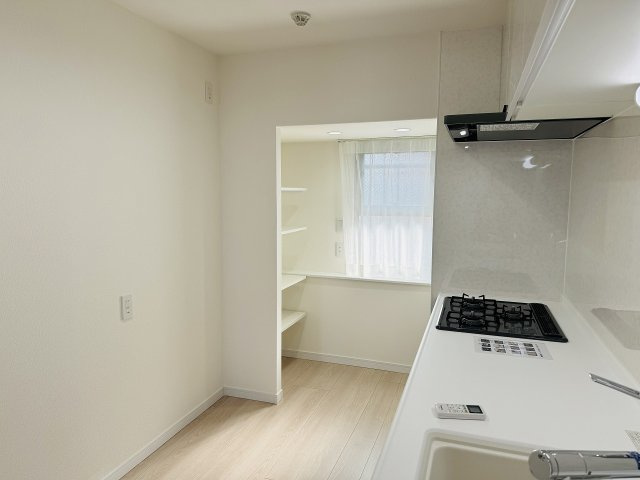 グリーンパーク西八王子のキッチン|～キッチン奥には、可動棚付きのパントリーを設置～