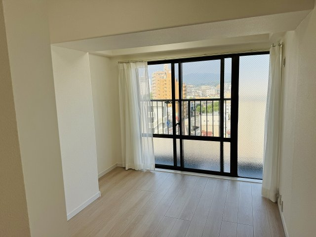 グリーンパーク西八王子の洋室|～バルコニーに面している5.7帖の洋室です～