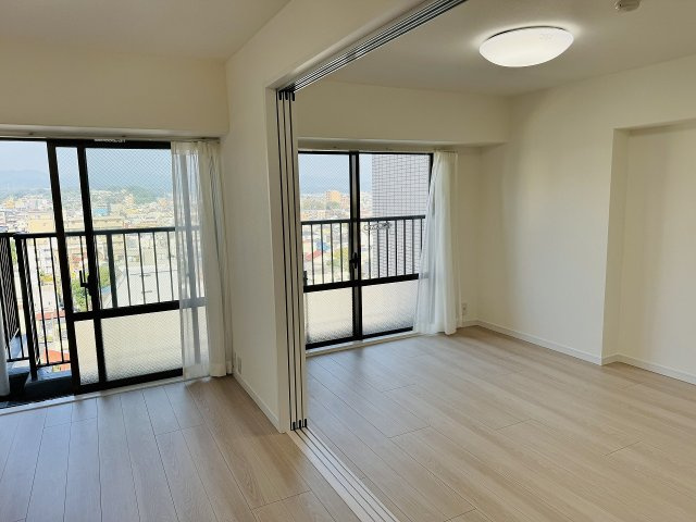 グリーンパーク西八王子の寝室|～リビングに隣接している6.7帖の主寝室　引戸をフルオープンにすれば開放的な空間に～