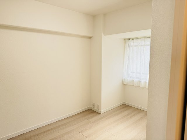 グリーンパーク西八王子の洋室|～玄関入ってすぐ左手、5.3帖の洋室です～