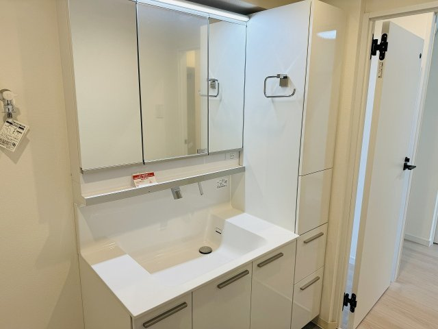 グリーンパーク西八王子の独立洗面台|～新規交換済、TOTO製の３面鏡付き独立洗面台　細々している物をスッキリ収納出来ます～