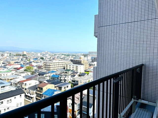 グリーンパーク西八王子のバルコニー|～3箇所から出入り可能な西向きのバルコニーです～