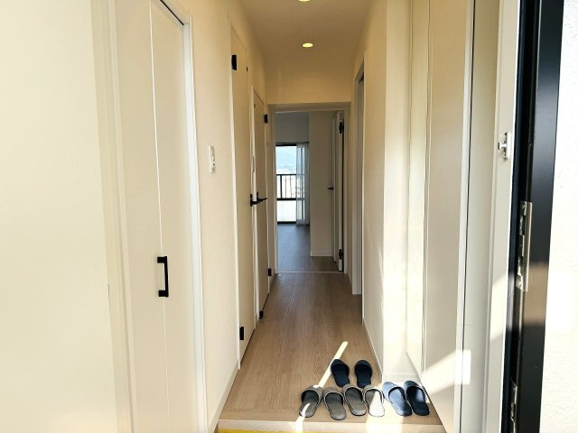 グリーンパーク西八王子の玄関|～シンプルかつ温かみのある内装です～