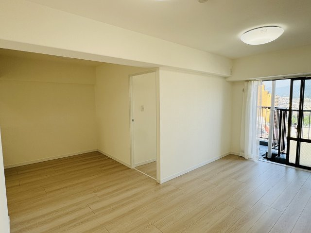 グリーンパーク西八王子の居間・リビング|～15.6帖の明るいLDKで、家族団欒の時間をお過ごしいただけます～