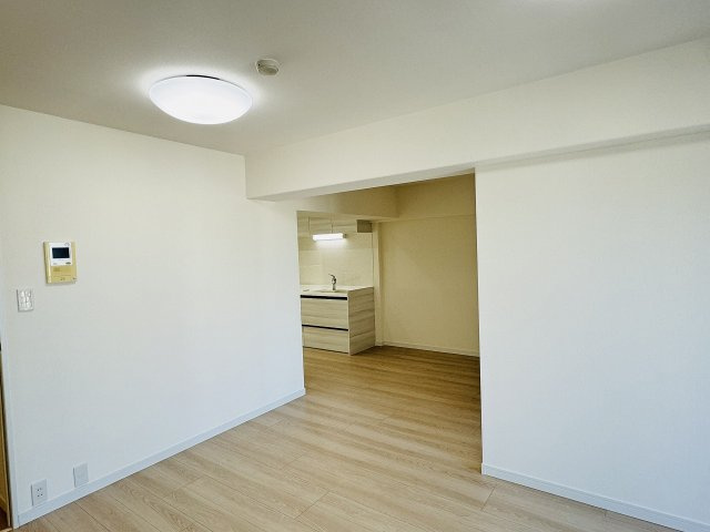 グリーンパーク西八王子の居間・リビング|～15.6帖の明るいLDKで、家族団欒の時間をお過ごしいただけます～