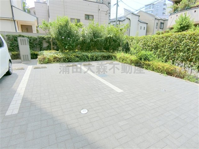 ルーブル大森山王弐番館の駐車場