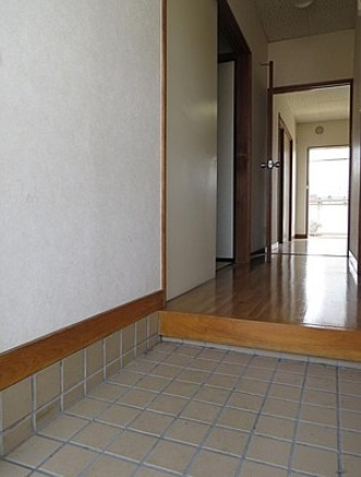 青梅市長淵４丁目の賃貸マンションの玄関
