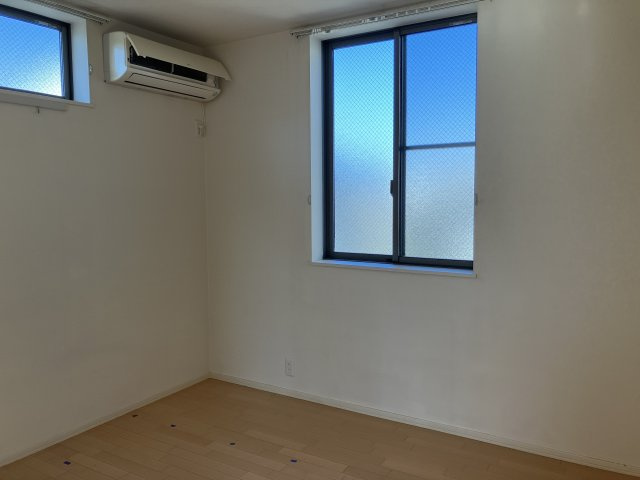 【洋室】 | セレニティ南馬込 | 小窓もあり明るさも感じられる室内になっています♪