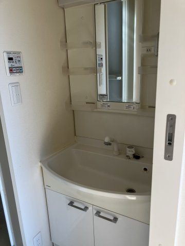 【独立洗面台】 | セレニティ南馬込 | バスグッズやコスメ収納もこれ一つでOK！身支度もはかどります