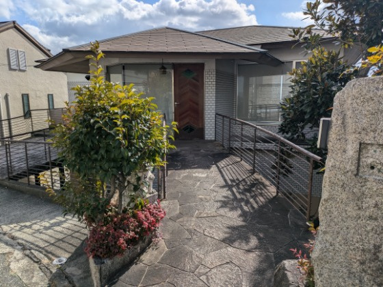 西宮市甲陽園山王町の中古一戸建の玄関