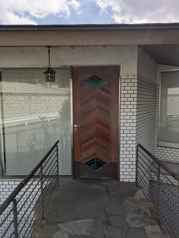 西宮市甲陽園山王町の中古一戸建の玄関