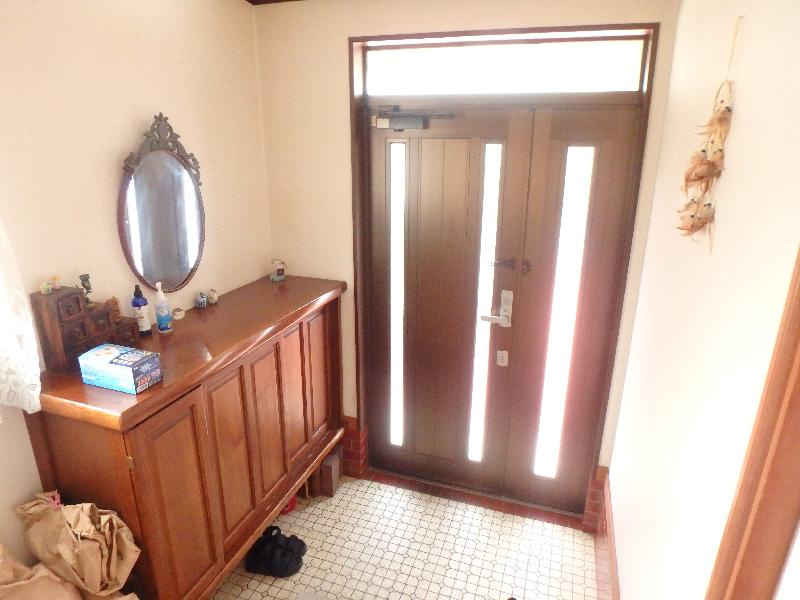 高丸４丁目一戸建の玄関|明るい玄関です