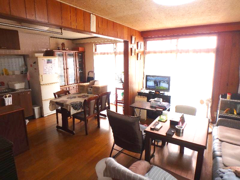 高丸４丁目一戸建の居間・リビング|こちらの居間で趣味の時間をお楽しみください