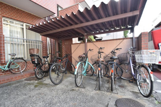 【駐車場】 | 自転車置き場。マンションの共用部にあたります。空きの有無や駐輪料金、各戸の台数制限などについては、改めてお問い合わせください。～即日のご見学可能～　お問合せはお気軽にどうぞ。