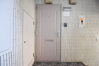 【その他共用部分】 | 皆様をお迎えする、お部屋の玄関ドア。開けやすさや開放角度、ドアノブの操作しやすさや鍵の形状などを、現地で一度ご確認ください。～即日のご見学可能～　お問合せはお気軽にどうぞ。