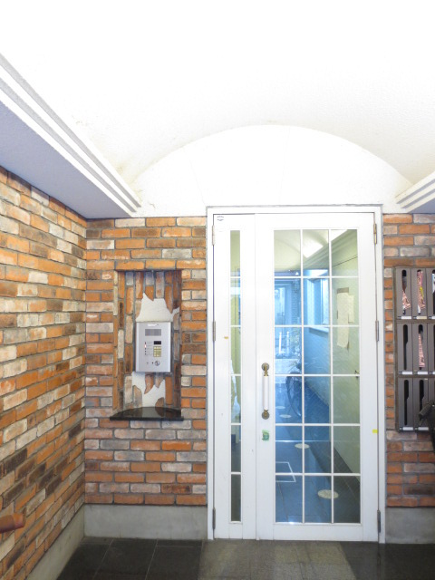 クレセンシャル神足のエントランス