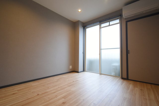 クレセンシャル神足の洋室