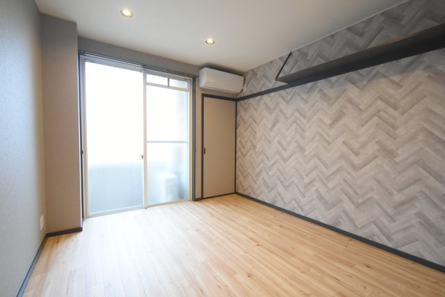 クレセンシャル神足の洋室