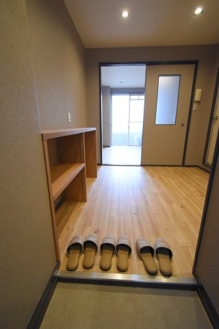 クレセンシャル神足の玄関