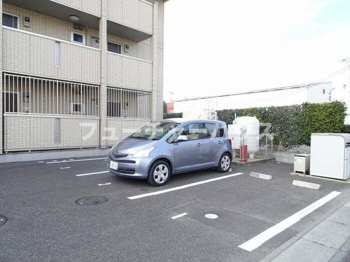 ロイヤルプレイスＪの駐車場