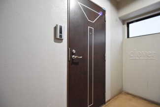 【その他共用部分】 | 皆様をお迎えする、お部屋の玄関ドア。開けやすさや開放角度、ドアノブの操作しやすさや鍵の形状などを、現地で一度ご確認ください。～即日のご見学可能～　お問合せはお気軽にどうぞ。
