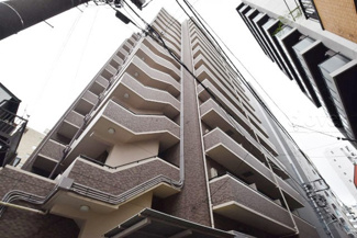 【外観】 | 私たち不動産業スタッフは、よく「いい面構えの建物です」「雰囲気ありますねえ」という言葉を使いますが、当マンションもまさにそのような姿で佇んでいます。～即日のご見学可能～　お問合せはお気軽にどうぞ。
