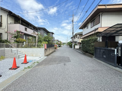 【周辺】 | 流山市宮園３丁目新築戸建【八木南小学校：9分】 | 南東側前面道路・幅員約6ｍ