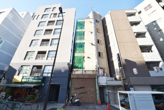 【外観】 | 青空によく映える建物です。ぜひ一度、現地にてご覧ください。～即日のご見学可能～　お問合せはお気軽にどうぞ。
