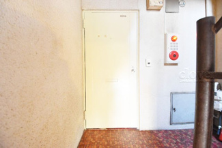 【その他共用部分】 | 皆様をお迎えする、お部屋の玄関ドア。開けやすさや開放角度、ドアノブの操作しやすさや鍵の形状などを、現地で一度ご確認ください。～即日のご見学可能～　お問合せはお気軽にどうぞ。