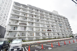 【外観】 | 青空によく映える建物です。手入れの行き届いた外壁やマンション正面エントランスなど、綺麗な姿をぜひ一度、現地にてご覧ください。～即日のご見学可能～　お問合せはお気軽にどうぞ。
